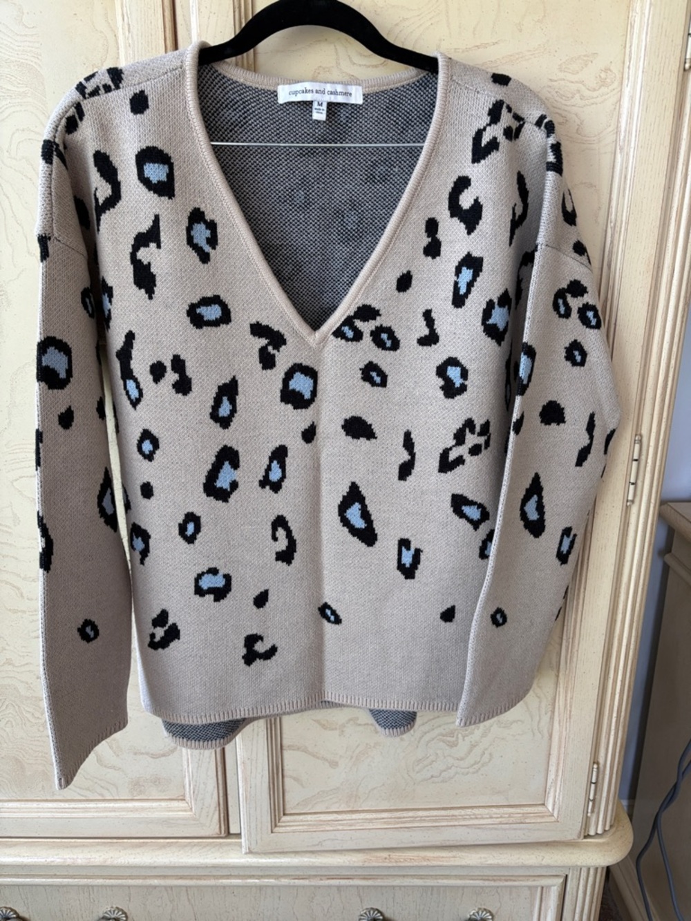 cupcakes & cashmere V-Neck Leopard Print Sweater - Taupe, Black & Light Blue